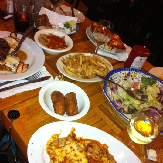 Photo prise au Carlo&#39;s Restaurant - Yonkers par Daisy P. le6/15/2012