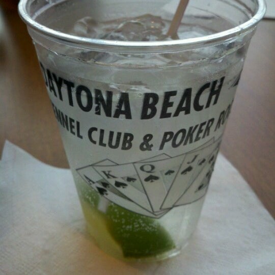 Das Foto wurde bei Daytona Beach Kennel Club and Poker Room von Tamara B. am 7/30/2012 aufgenommen