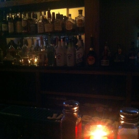 Foto diambil di 1518 Bar &amp; Grill oleh Kammi B. pada 2/22/2012