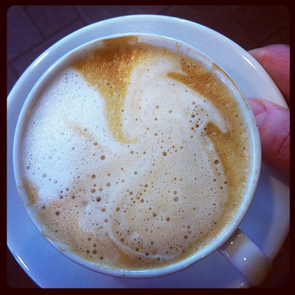รูปภาพถ่ายที่ Peet&#39;s Coffee &amp; Tea โดย David W. เมื่อ 4/17/2012