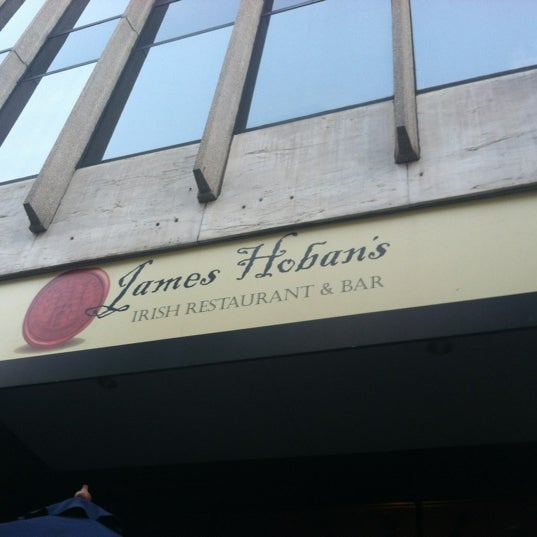 Foto diambil di James Hoban&#39;s Irish Restaurant &amp; Bar oleh Helen U. pada 8/23/2012