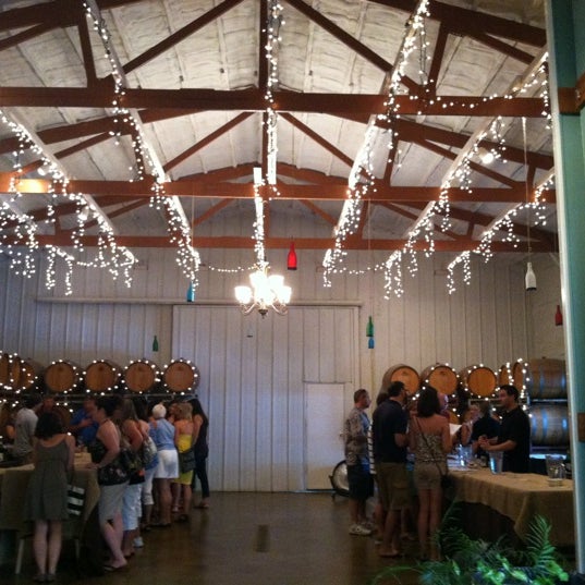 Foto diambil di Knapp Winery &amp; Vineyard Restaurant oleh Danielle M. pada 8/4/2012