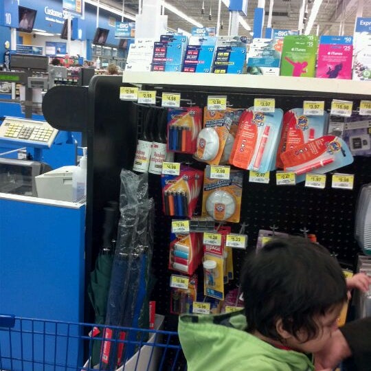 3/18/2012 tarihinde Sajid K.ziyaretçi tarafından Walmart'de çekilen fotoğraf