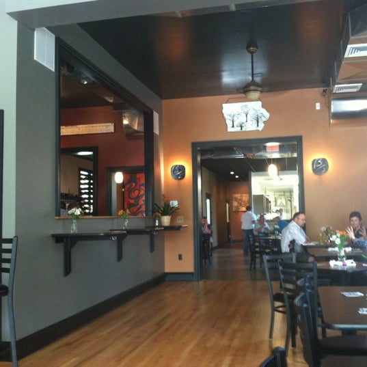 Foto diambil di Bata&#39;s Restaurant oleh Sarah H. pada 8/11/2012