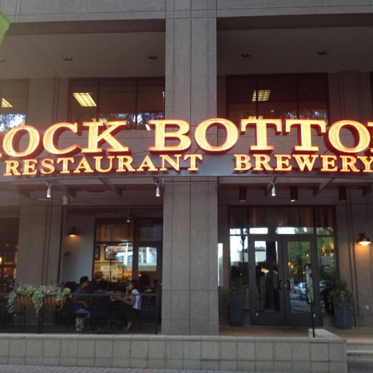 Снимок сделан в Rock Bottom Restaurant &amp; Brewery пользователем Jason S. 8/31/2012