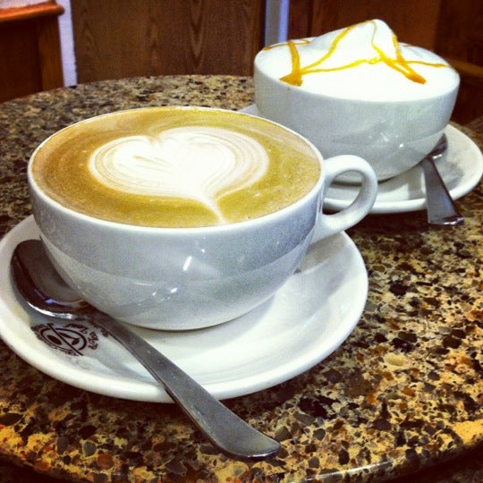 Снимок сделан в The Coffee Bean &amp; Tea Leaf пользователем Brandon F. 9/4/2012