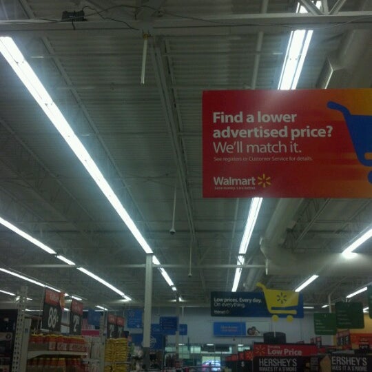 次での写真：Walmart Supercenter Lurayの大型店