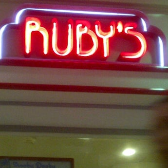Снимок сделан в Ruby&#39;s Diner пользователем Robert S. 5/20/2012