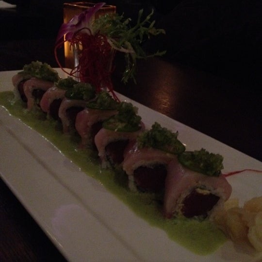 Снимок сделан в Osaka Japanese Sushi and Steakhouse пользователем Shaheen L. 3/3/2012