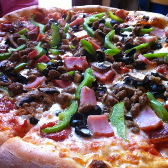 รูปภาพถ่ายที่ Yellow Brick Pizza โดย Matthew F. เมื่อ 4/16/2012