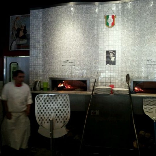 Foto tomada en Tutta Bella Neapolitan Pizzeria  por Quyen Q. el 5/6/2012