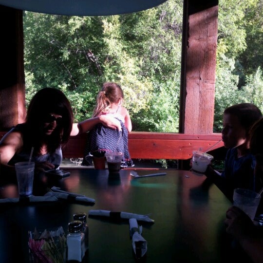 Снимок сделан в The Oaks, A Casual Eatery пользователем Jason K. 8/8/2012