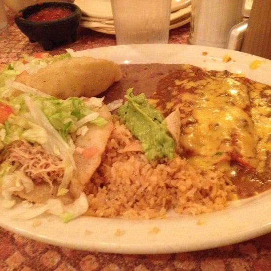 Das Foto wurde bei Los Barrios Mexican Restaurant von Courtney J. am 3/11/2012 aufgenommen