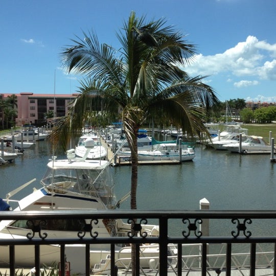 รูปภาพถ่ายที่ Naples Bay Resort and Marina โดย Jay J. เมื่อ 5/25/2012