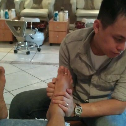 Foto diambil di Buckhead Nail and Toe Spa oleh Anissa H. pada 5/31/2012