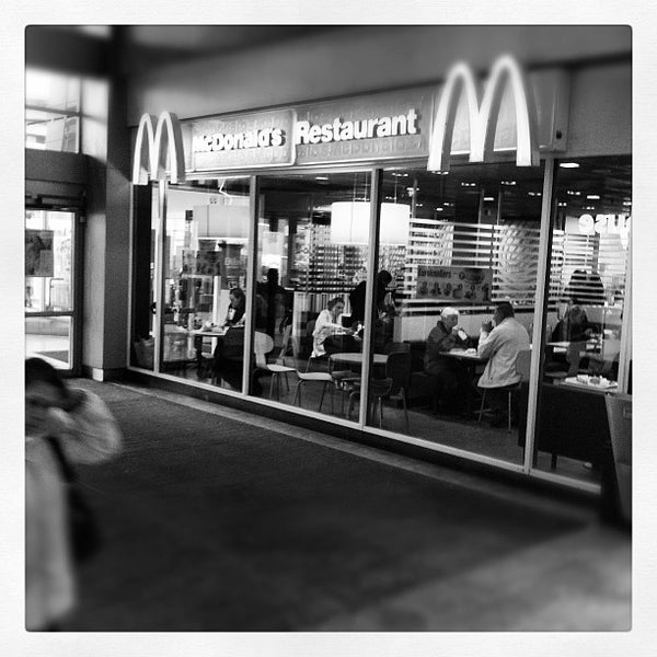 รูปภาพถ่ายที่ McDonald&#39;s โดย Dave D. เมื่อ 6/15/2012