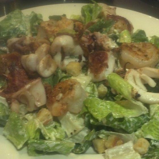 I'm not sure what I expected ordering shrimp and calamari caesar salad from a diner, but I was thoroughly disappointed. Not the best service / atmosphere either (2 of 4 petals via Fondu)