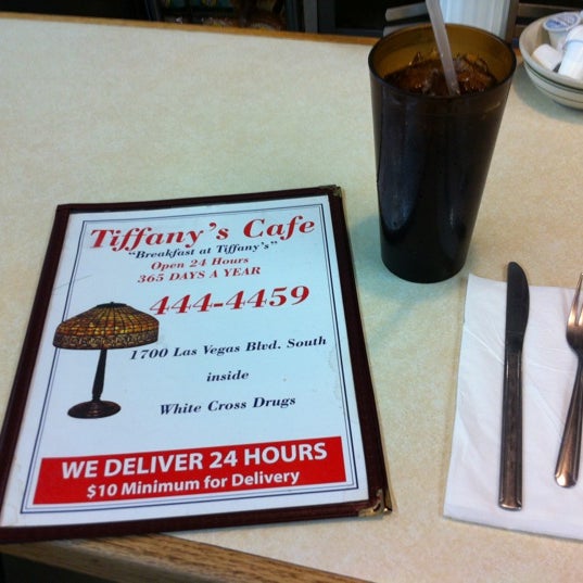 Foto tomada en Vickie&#39;s Diner  por Kirk T. el 3/23/2012