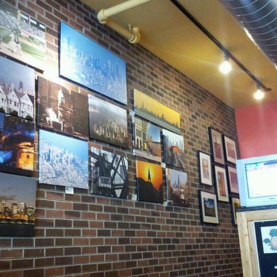 Das Foto wurde bei Janik&#39;s Cafe von Dan am 8/3/2012 aufgenommen