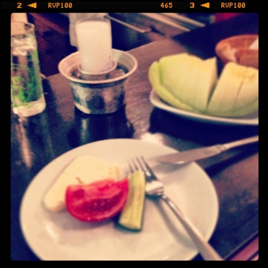 Foto diambil di Şehbender 14 Restaurant oleh Volkan Y. pada 8/25/2012