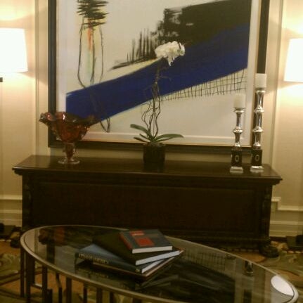Снимок сделан в Churchill Hotel Near Embassy Row пользователем Annette M. 4/20/2012