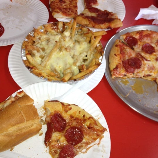 Das Foto wurde bei Louie&#39;s Pizza von M T. am 4/6/2012 aufgenommen