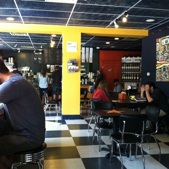 Foto tirada no(a) Lemonjello&#39;s Coffee por Justin Y. em 5/26/2012