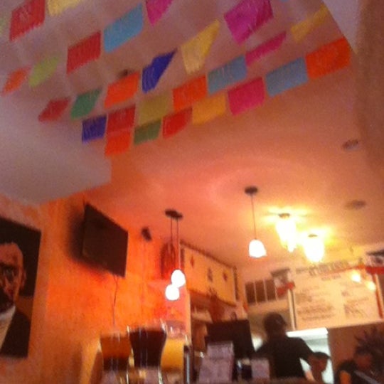 8/22/2012 tarihinde Charles O.ziyaretçi tarafından Tacos El Chilango'de çekilen fotoğraf