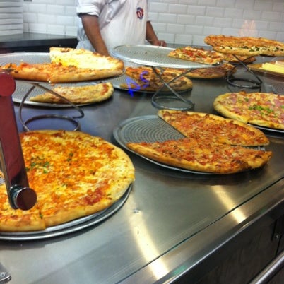 Снимок сделан в New York Pizzeria пользователем Ody J. 7/22/2012