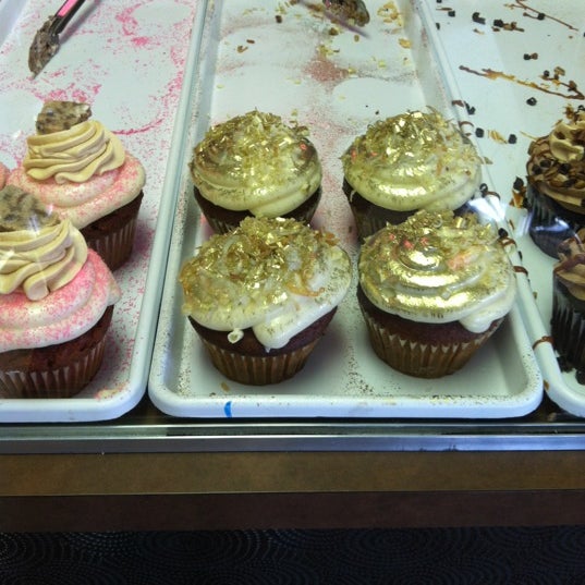 รูปภาพถ่ายที่ Jilly&#39;s Cupcake Bar &amp; Cafe โดย Kimberly M. เมื่อ 5/1/2012
