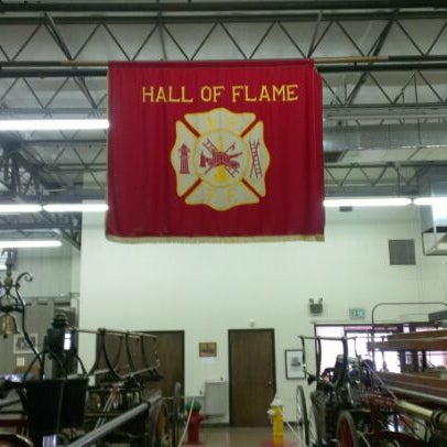 Foto tomada en Hall of Flame Fire Museum and the National Firefighting Hall of Heroes  por stephani s. el 7/14/2012