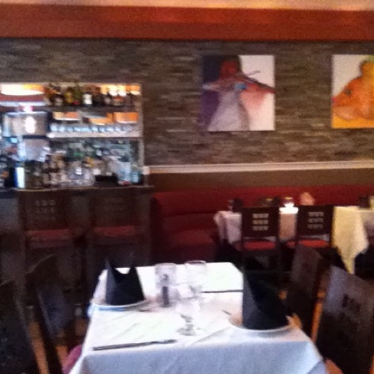 Foto diambil di Tandoor Restaurant oleh Mike C. pada 7/19/2012