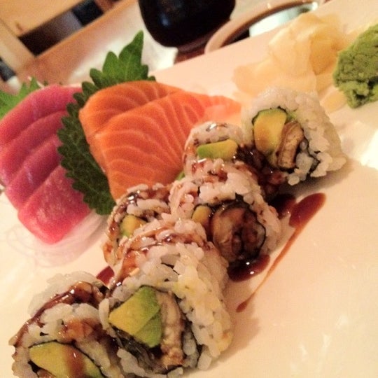 Снимок сделан в Ginza Japanese Restaurant пользователем Lauren P. 6/11/2012