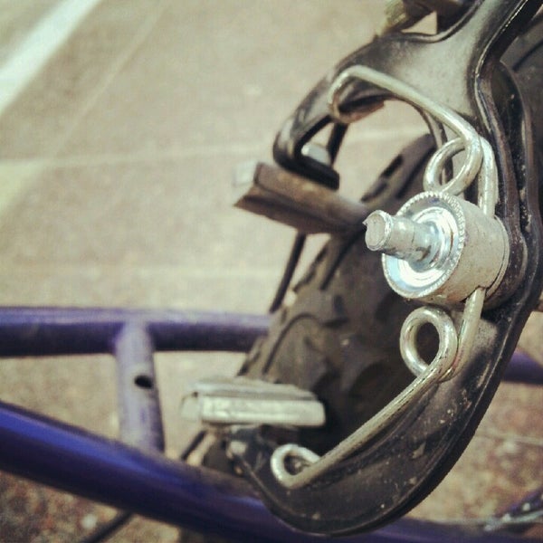 Снимок сделан в Downtube Bicycle Works пользователем Fo F. 7/2/2012
