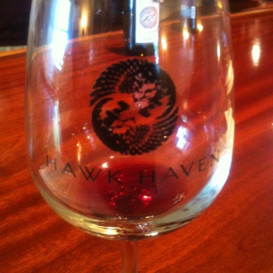 Foto tirada no(a) Hawk Haven Winery por Chris T. em 6/23/2012