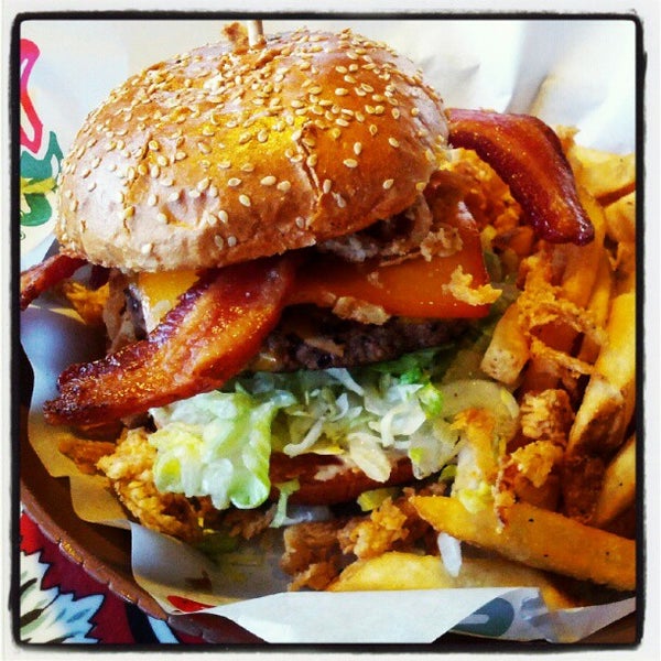 Photo taken at Chili&#39;s Grill &amp; Bar by Mario F. on 6/1/2012