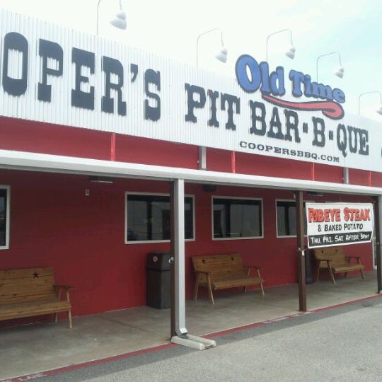 รูปภาพถ่ายที่ Cooper&#39;s Old Time Pit Bar-B-Que โดย Michael M. เมื่อ 4/9/2012