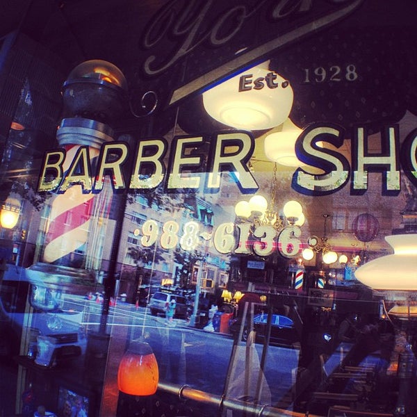 รูปภาพถ่ายที่ York Barber Shop โดย Carlos C. เมื่อ 8/23/2012