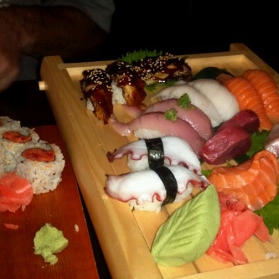Foto diambil di Hanami Sushi oleh Tracy H. pada 8/29/2012