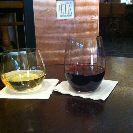5/2/2012 tarihinde Kelly R.ziyaretçi tarafından Double Helix Wine &amp; Whiskey Lounge'de çekilen fotoğraf