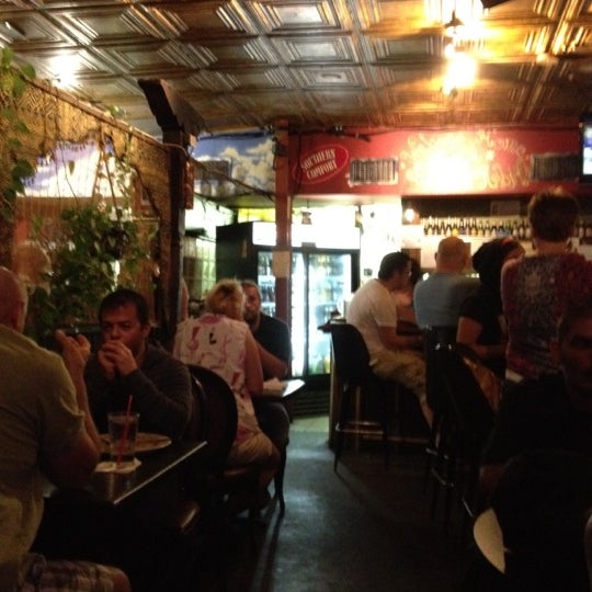 รูปภาพถ่ายที่ Schiro&#39;s Cafe &amp; Bar โดย April B. เมื่อ 5/13/2012