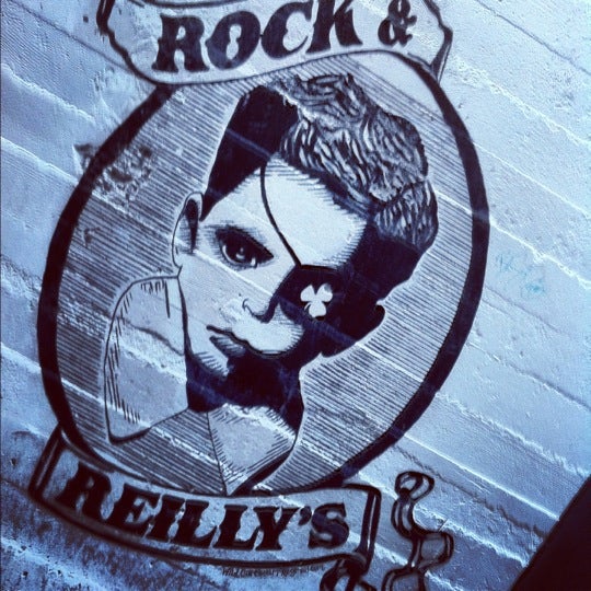 Foto tomada en Rock &amp; Reilly&#39;s Irish Pub  por Benjamin H. el 6/23/2012