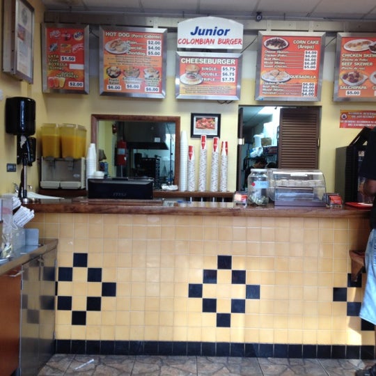 7/21/2012 tarihinde Anthonyziyaretçi tarafından Junior Colombian Burger - South Kirkman Road'de çekilen fotoğraf
