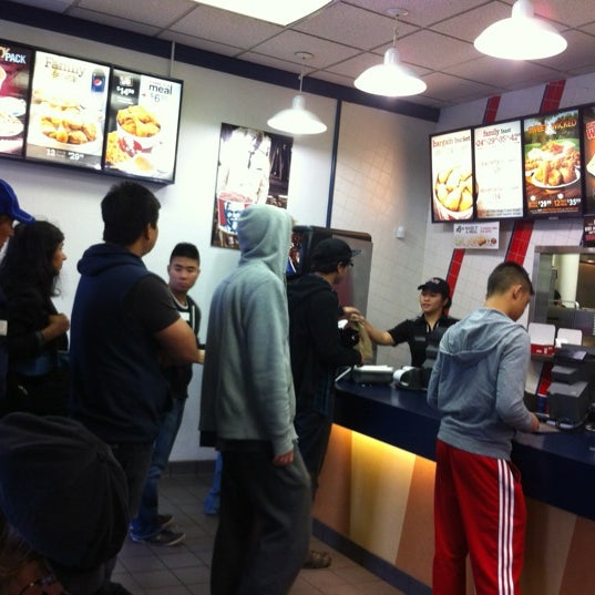6/13/2012 tarihinde Anthony M.ziyaretçi tarafından KFC'de çekilen fotoğraf