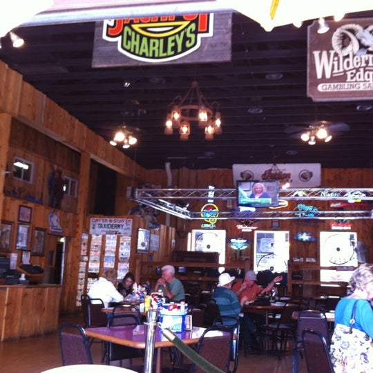 Das Foto wurde bei Buffalo Bodega Gaming Complex, Bar &amp; Steakhouse von Janet B. am 6/11/2012 aufgenommen