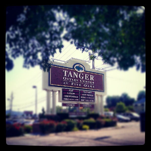 Снимок сделан в Tanger Outlets Sevierville пользователем Cabin Fever Vacations .. 6/15/2012