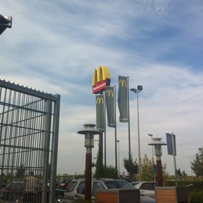 รูปภาพถ่ายที่ McDonald&#39;s โดย Ton เมื่อ 8/1/2012
