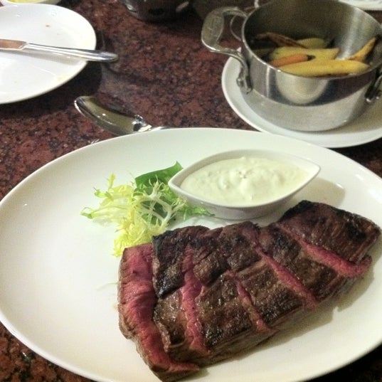 Foto scattata a Lark Creek Steak da kazuderu il 2/17/2012