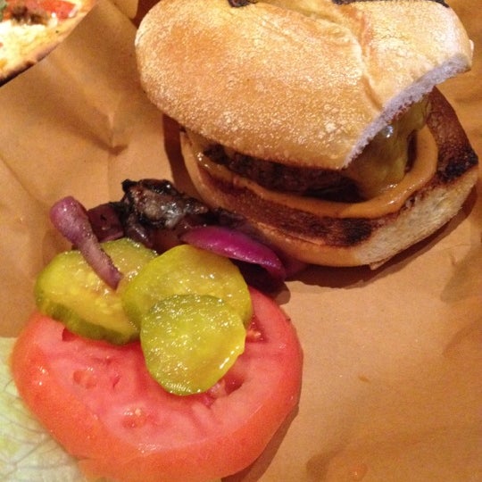 9/2/2012 tarihinde Laura B.ziyaretçi tarafından High Heat Burgers &amp; Tap'de çekilen fotoğraf