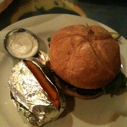 รูปภาพถ่ายที่ Luna Grill &amp; Diner โดย Erlie P. เมื่อ 2/18/2012